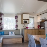 Exemple séjour et cuisine Confort 3 Chambres - Camping Palmyre Loisirs*